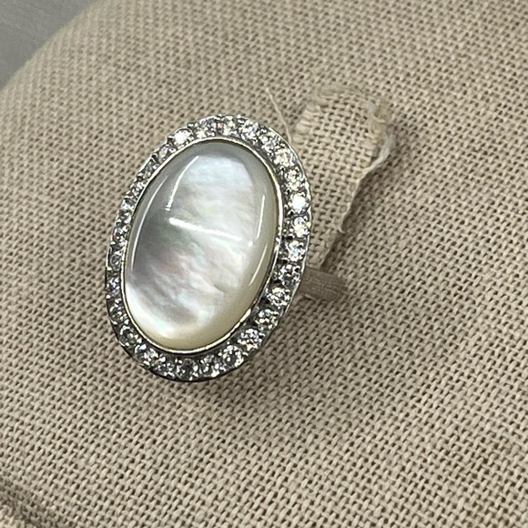 Vintage Mother-of-Pearl Oval Ring with Cubic Zirconia Halo – Size 7 - Picture 7 of 16